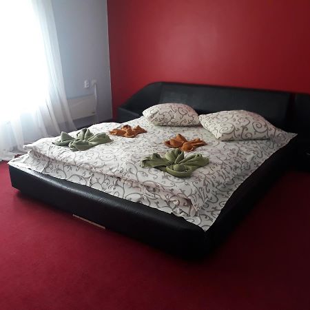 Hotel Apollon Mukaczewo Zewnętrze zdjęcie